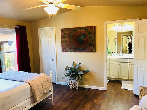 MASTER BEDROOM: 14'10"x11'6"