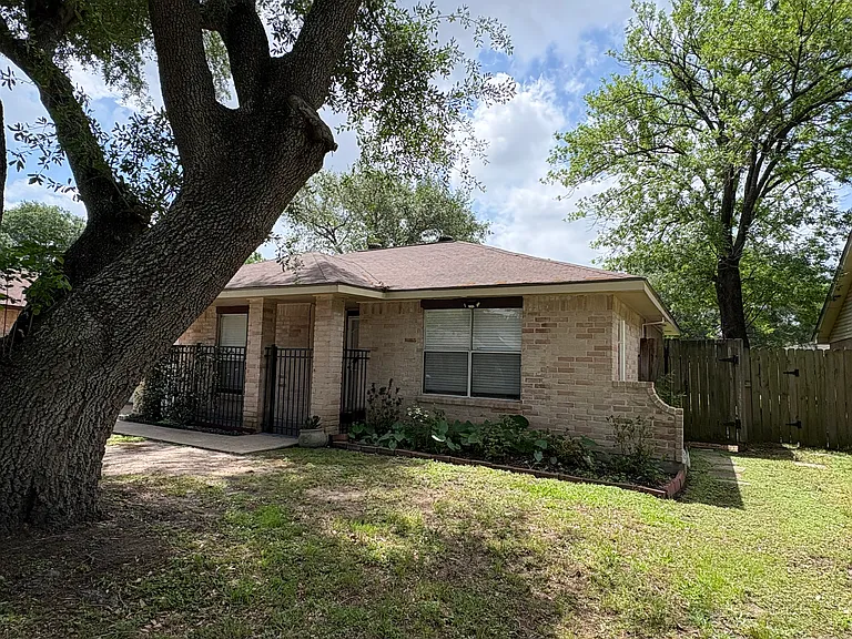 13827 Flagstone Dr — Photo 2