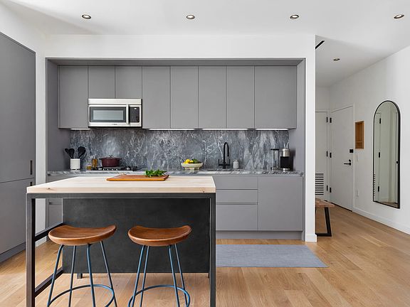 4th image of 547 W 47th St Room 504