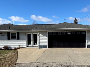 108 S Maple St, Wyoming, IA 52362