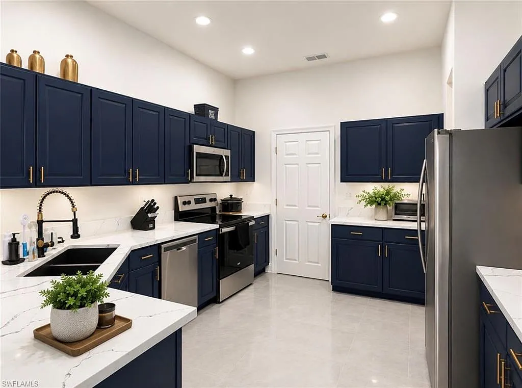 4 bed, 2.0 bath, 2109 sqft, $8,500 — Photo 3