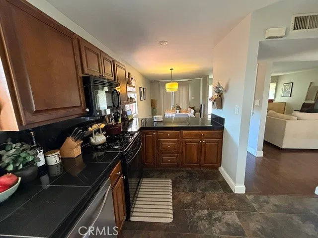 3 bed, 1561 sqft, $4,400 — Photo 3