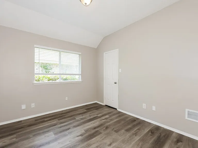 2124 Creek Royal Dr — Photo 14