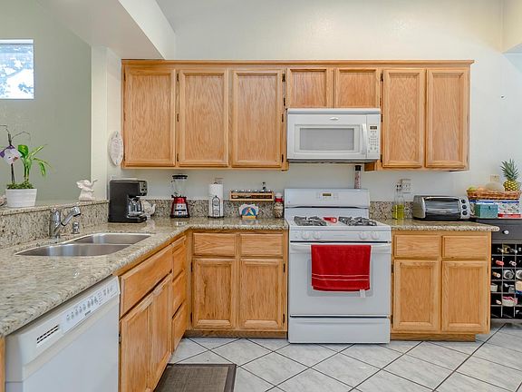 4th image of 940 Campbell Cir