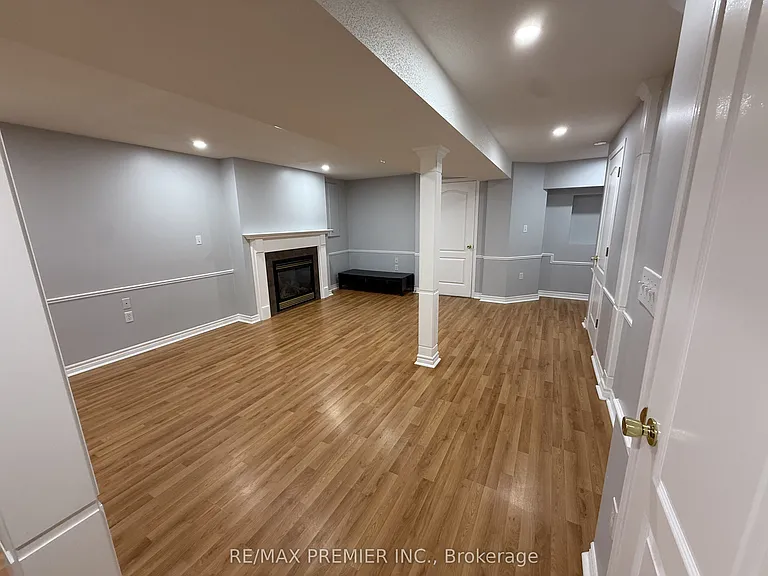 54 Castlepoint Dr #LOWER — Photo 11