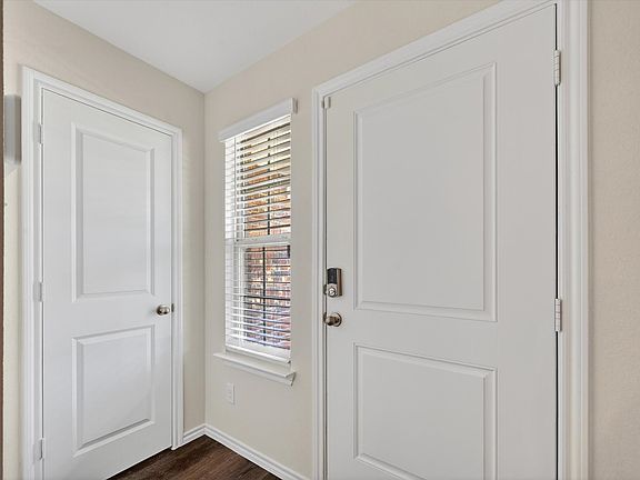 4th image of 2566 Russell St