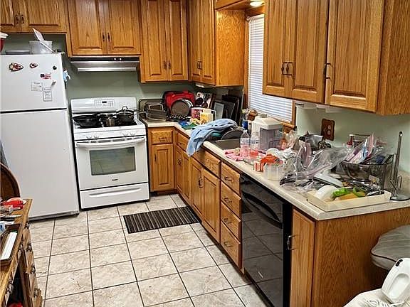 4th image of 423 W Country Ln