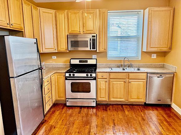 4th image of 122 E 49th St #306