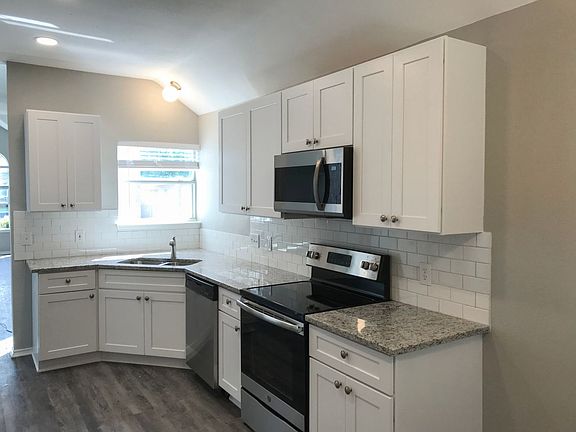 2nd image of 1365 Honeysuckle Ln