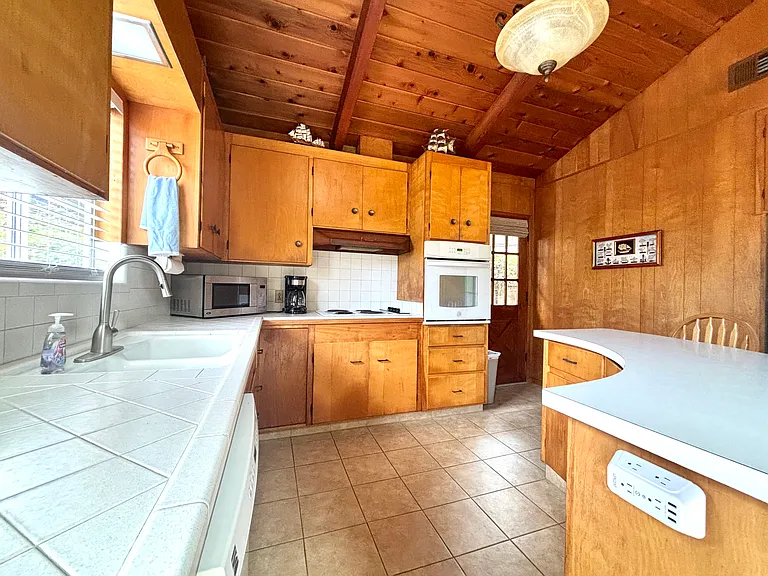 211 Earl Ct — Photo 4