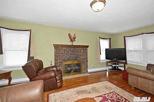 3rd image of 8 Edison Dr