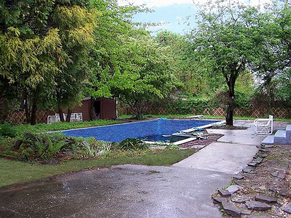 2nd image of 39 1st Ave