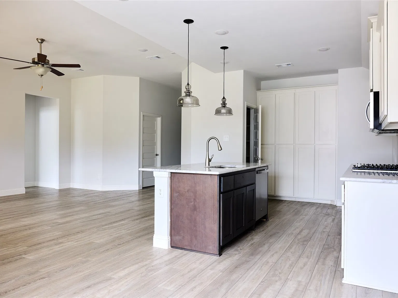 3 bed, 2.0 bath, 1616 sqft, $2,400 — Photo 4