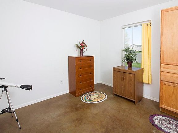 4th image of 932 Yorkshire Ct W