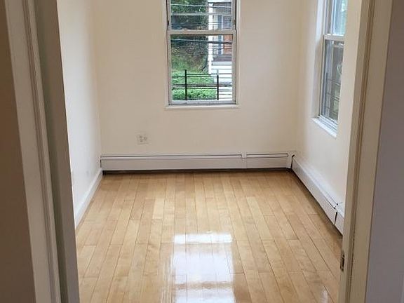 4th image of 937 Van Duzer St #3BD