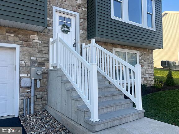 4th image of 755 Golden Spring Dr