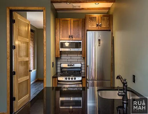 3rd image of 181 Montrose Ave