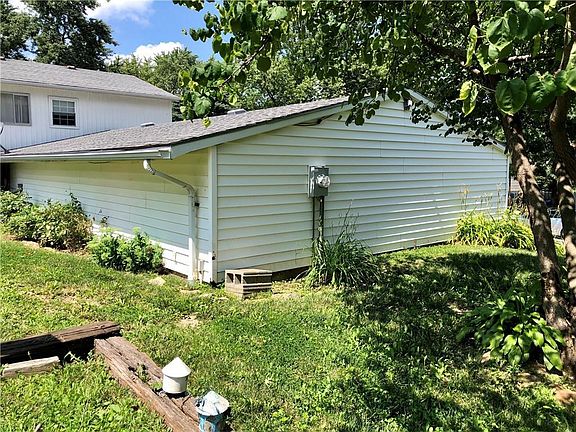5th image of 2401 College Ln