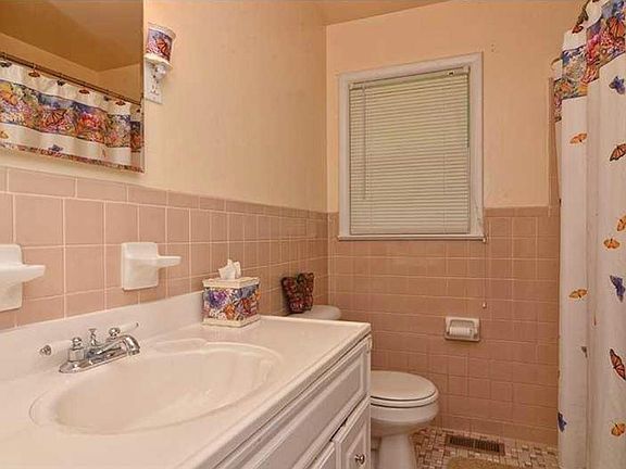 4th image of 160 Bret Harte Dr