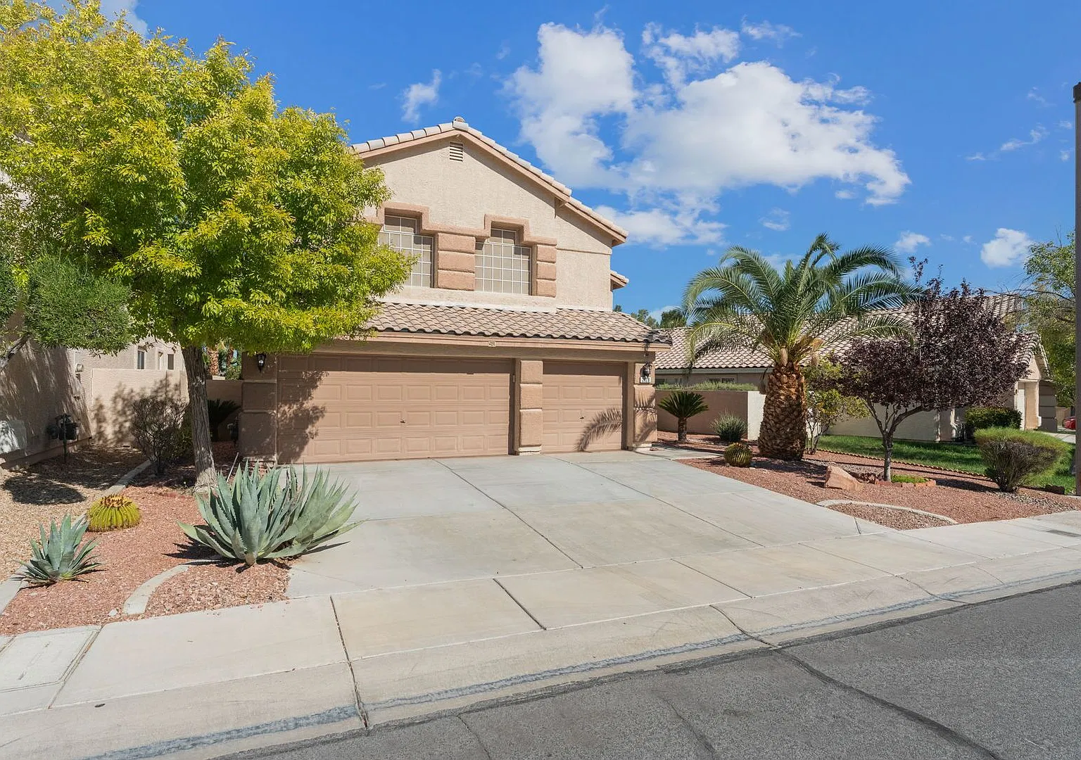 Welcome to this spacious two-story home in Summerlin North! — Photo 2