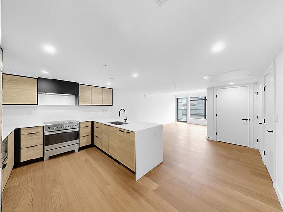 4th image of 6485 Manitoba St #202