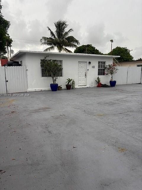 1st image of 832 E 20th St
