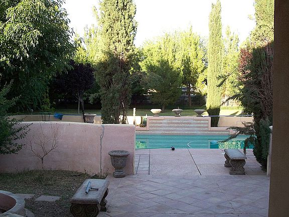 nice pool w/fountain