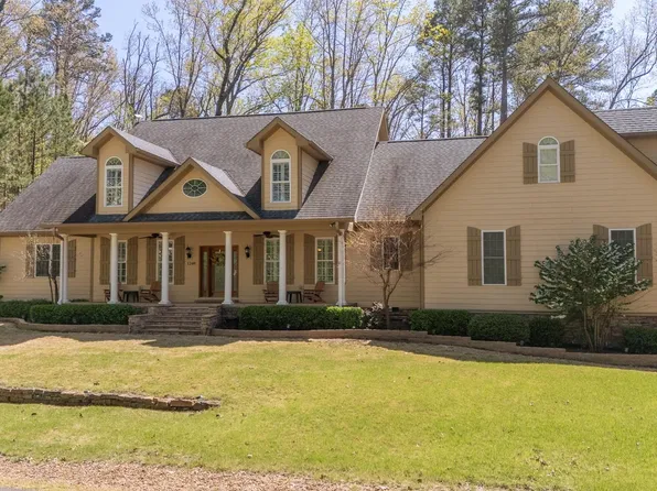 1240 Point Grand Dr, Savannah, TN 38372