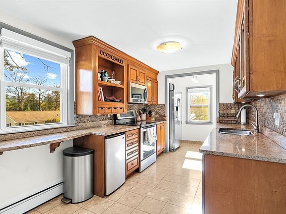 5th image of 139 Summer St