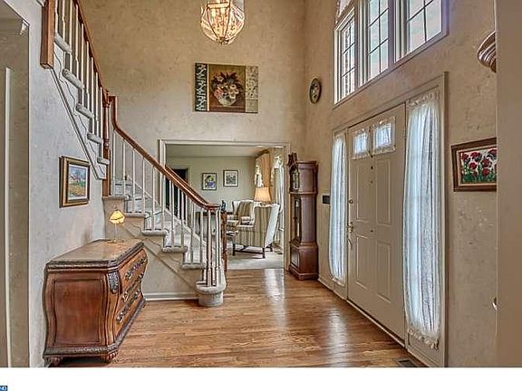3rd image of 215 Winding Ln