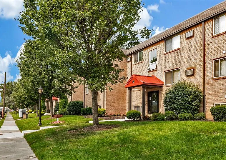 Pear Tree Court Apartments — Photo 13