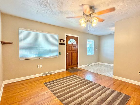 3rd image of 907 Christie Ave