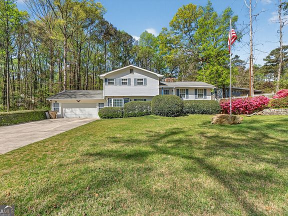 4th image of 385 Charlotte Blvd