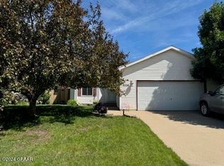 5226 9th Ave N, Grand Forks, ND 58203