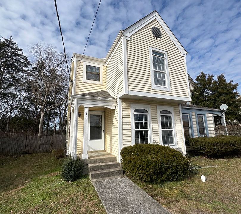 1st image of 812 Lake Terrace Dr