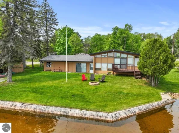 375 S Lake Dr, Cadillac, MI 49601