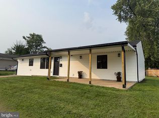 34 Mistletoe Ln, Levittown, PA 19054