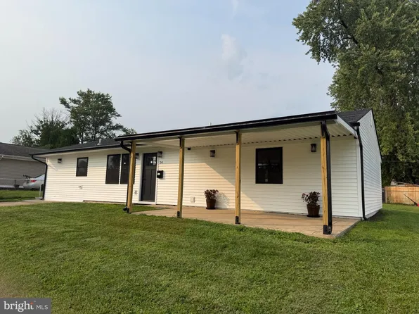 34 Mistletoe Ln, Levittown, PA 19054