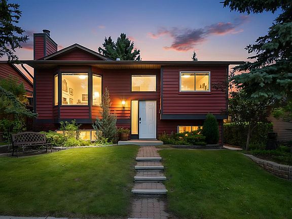2nd image of 124 SE Macewan Dr NW