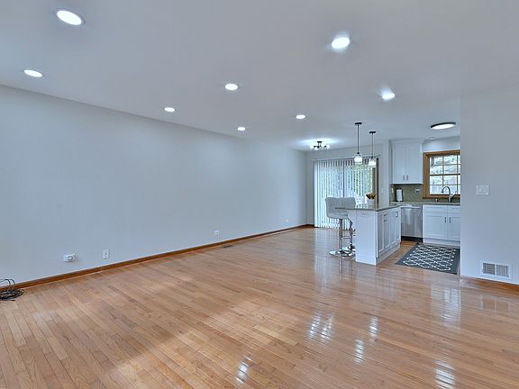 4th image of 714 N Lakeside Dr