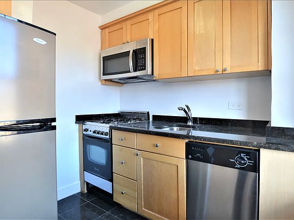5th image of 95 Christopher St APT 9G