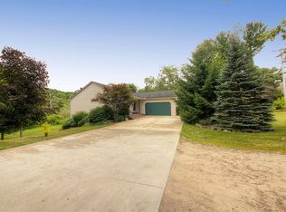 10519 Maple Rd, Hartland, MI 48353