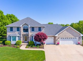 10 Hunters Way, Washington, IL 61571