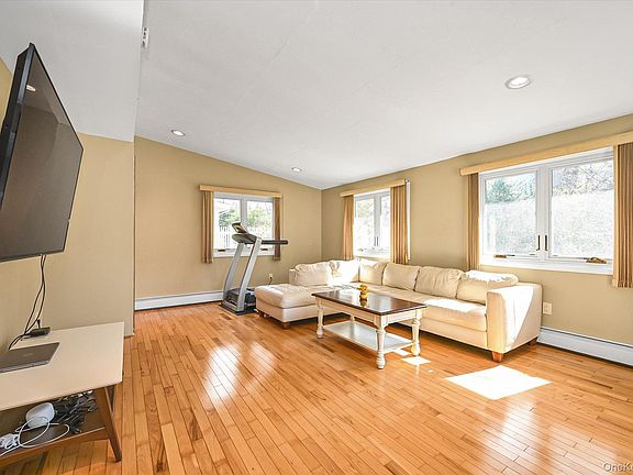5th image of 5 Fieldstone Lane