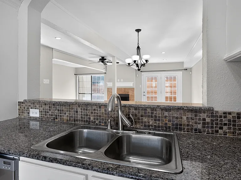 2606 Encina — Photo 14