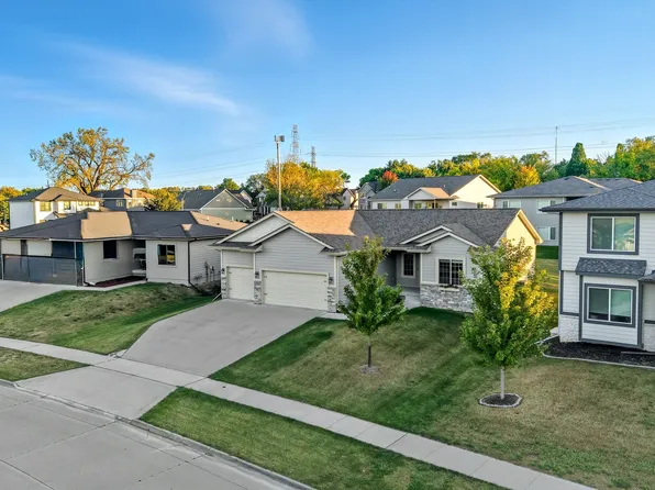 8704 Highland Oaks Dr, Johnston, IA 50131