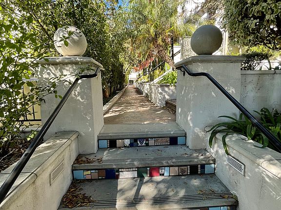 3rd image of 717 E Olive Ave