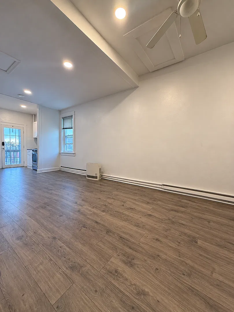 322 W James St — Photo 3