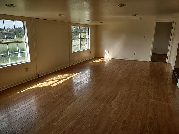 5th image of 2473 Old Yoakum Rd