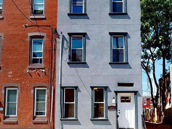 3rd image of 2333 W Oxford St